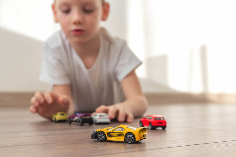 Criança com TDAH brinca com mochila. – Cellera Farma