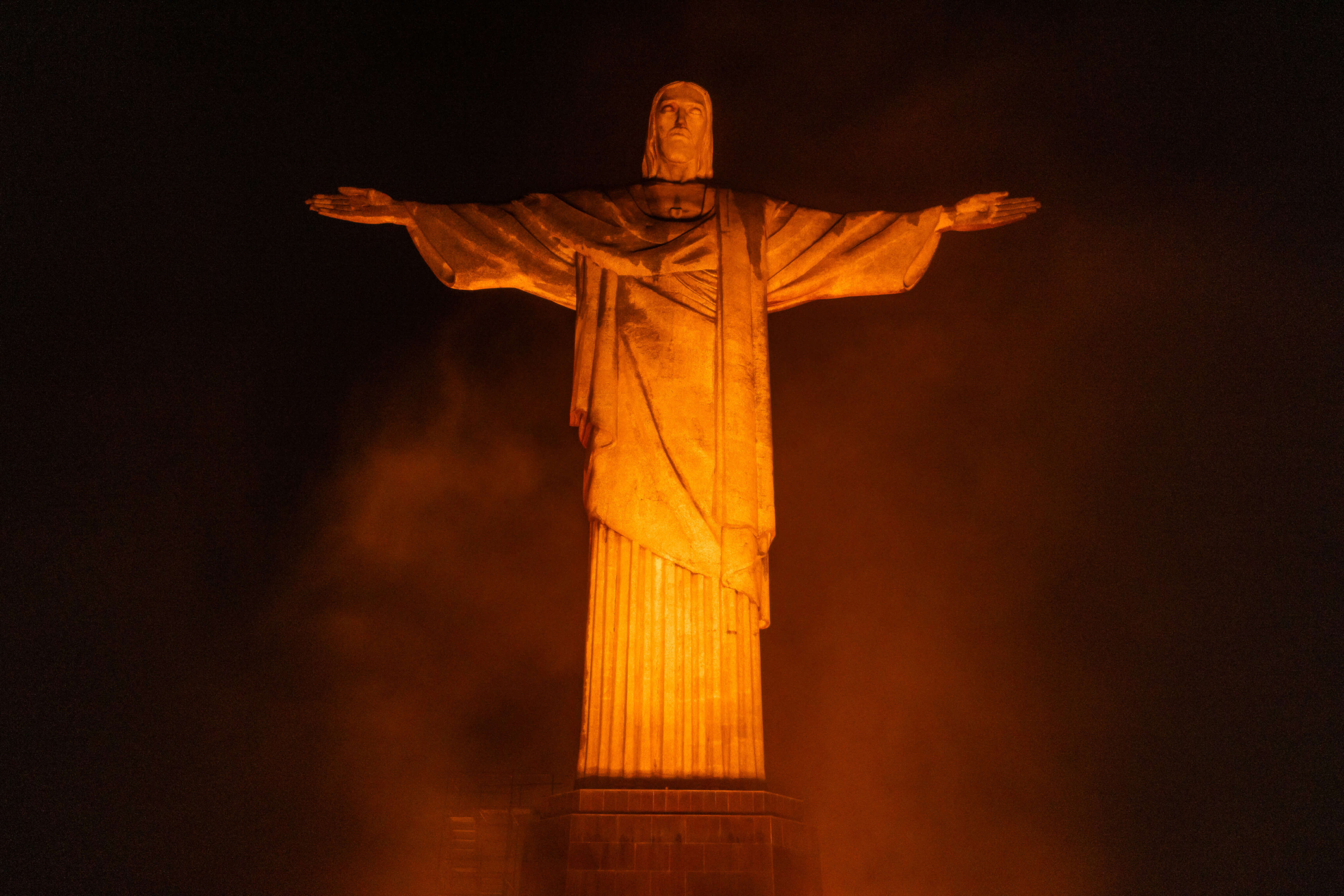 Cristo Redentor em laranja é marca da conscientização sobre o TDAH