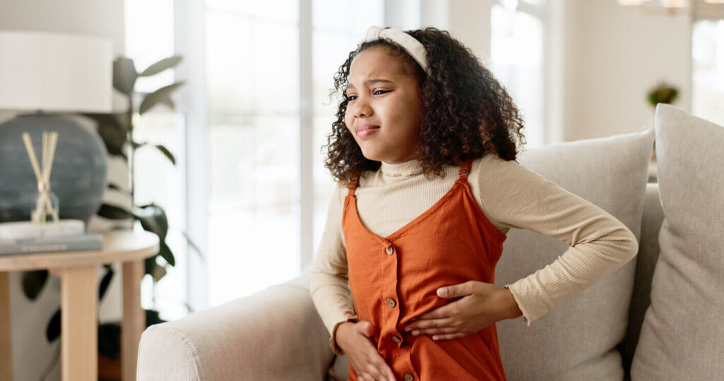 Dor de barriga em crianças: causas comuns e sinais de alerta