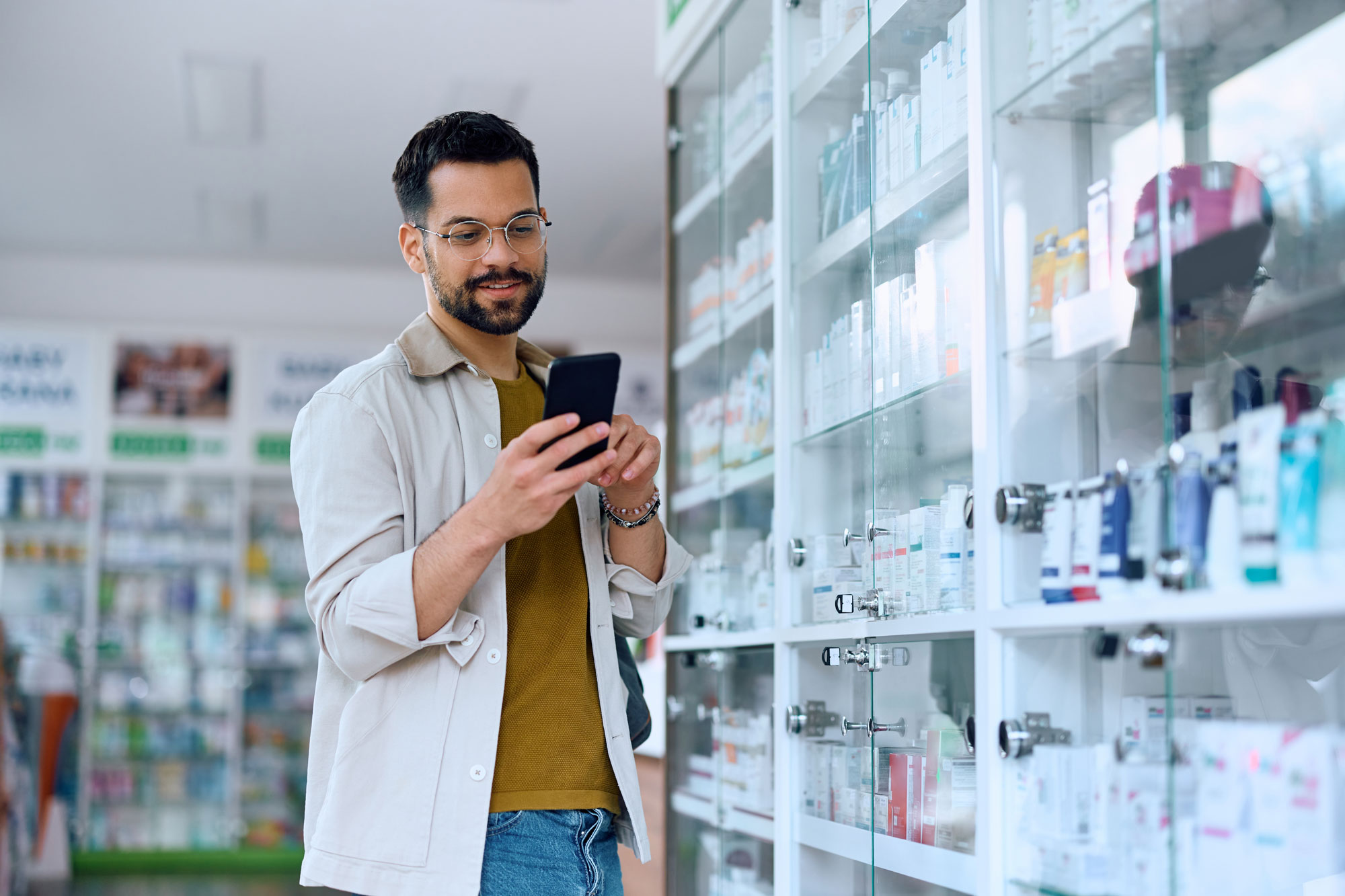 Pessoa acessando informações de medicamentos por QR Code em embalagem da Cellera Farma