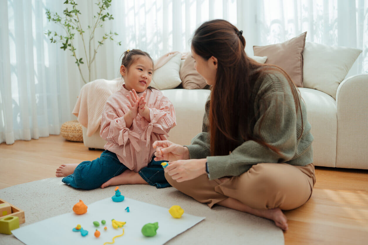 mulher e criança com tdah na sala de casa brincando nas férias.