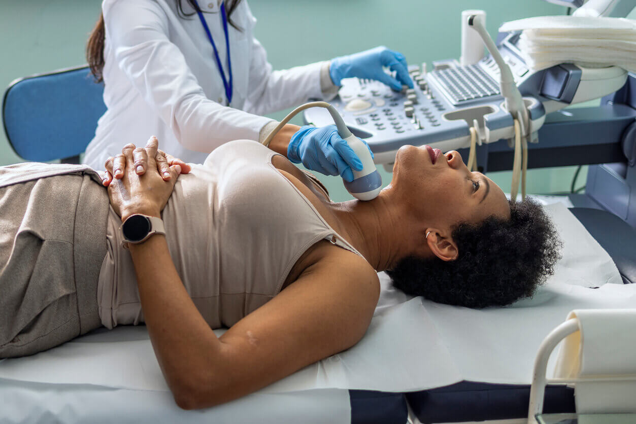 Mulher realizando exame de ultrassom da tireoide, utilizado na investigação de problemas na tireoide.